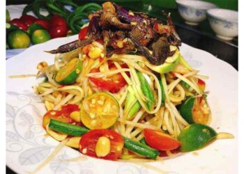 Món gỏi đu đủ xanh có xuất hiện Ba khía