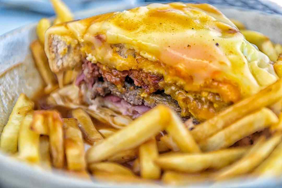 Francesinha tinh hoa ẩm thực Bồ Đào Nha