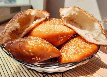 Bánh tiêu một món ăn đường phố quen thuộc tại Việt Nam