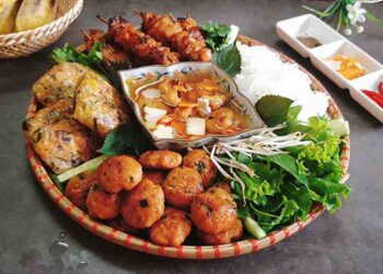 Nướng thịt trên bếp than hoa sẽ cho miếng chả ngon hơn