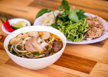 Cách nấu bún bò Huế ngon