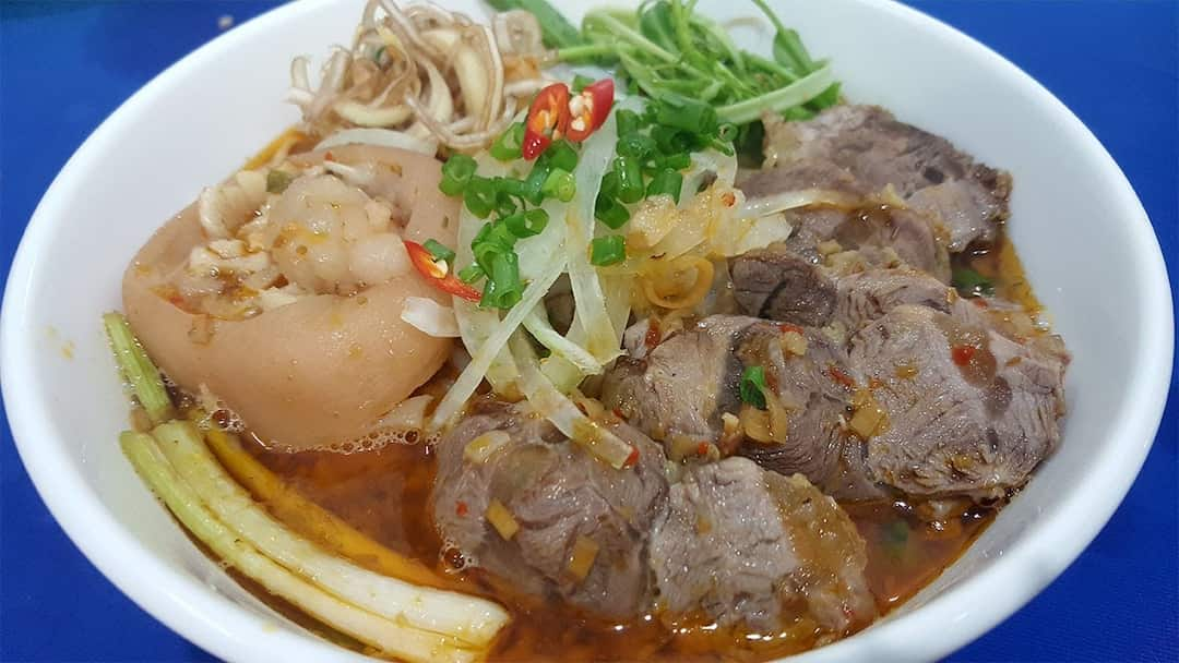 Bún bò giò heo, hay còn gọi là bún bò Huế