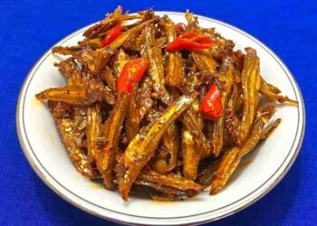 Khô cá cơm chiên cùng với tỏi ớt