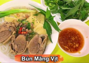 Nước lèo đậm đà, mang hương vị mộc mạc được nấu từ thịt vịt