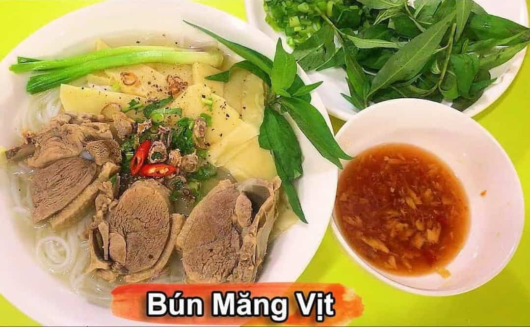 Nước lèo đậm đà, mang hương vị mộc mạc được nấu từ thịt vịt