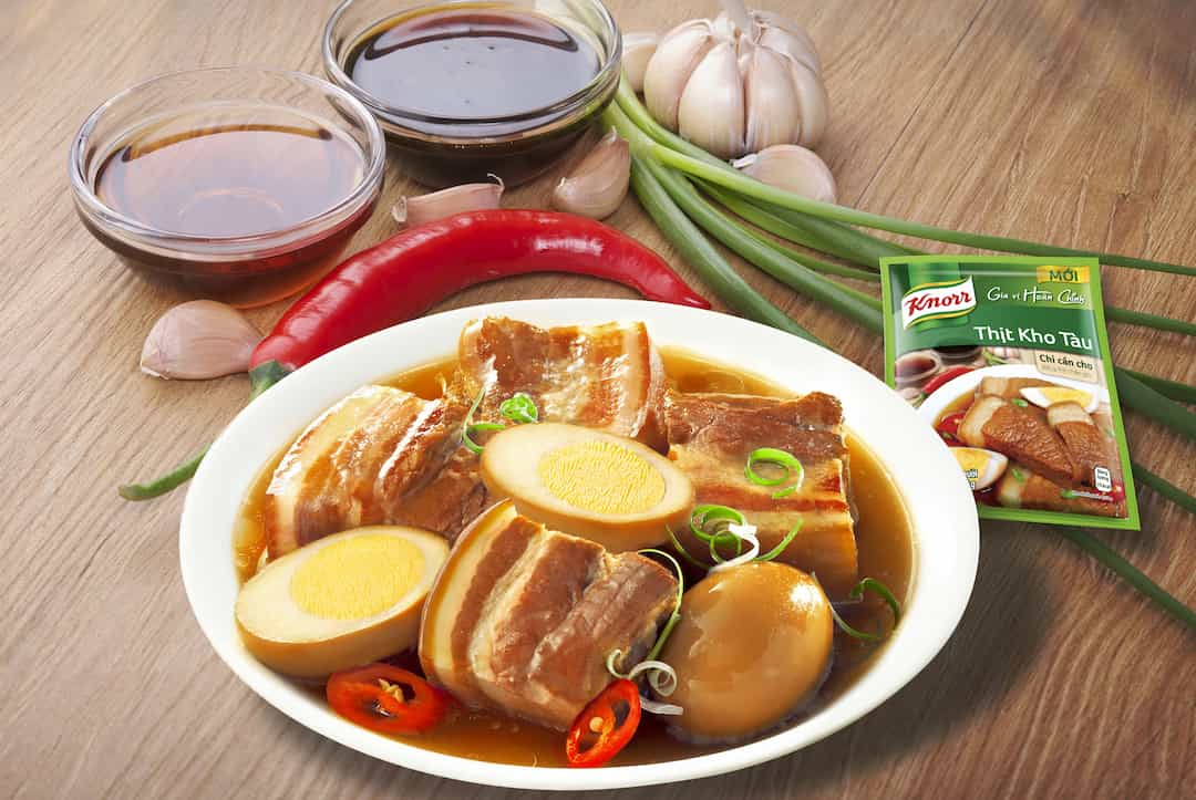 Chuẩn bị nguyên liệu nấu món thịt kho tàu