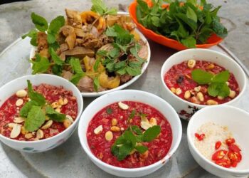 Cách hãm tiết canh vịt bằng nước mắm sẽ ngon miệng