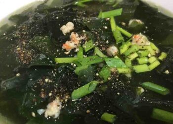 Canh rong biển nấu tôm tươi