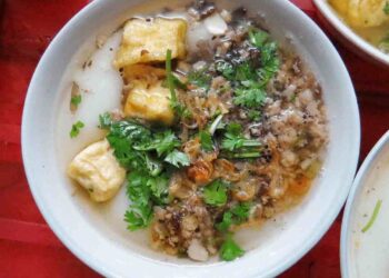 Có lẽ cái tên Hồng Kông là quán bánh đúc nóng Hà Nội được nhiều bạn trẻ yêu thích nhất