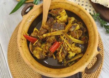 Bắp bò chín mềm, đượm vị cay thơm của gừng, sả quyện nước sốt hơi sền sệt