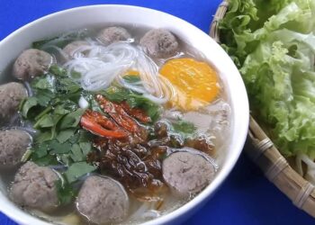 Rã đông viên mọc bò bằng cách ngâm nguyên gói thịt vào nước lạnh