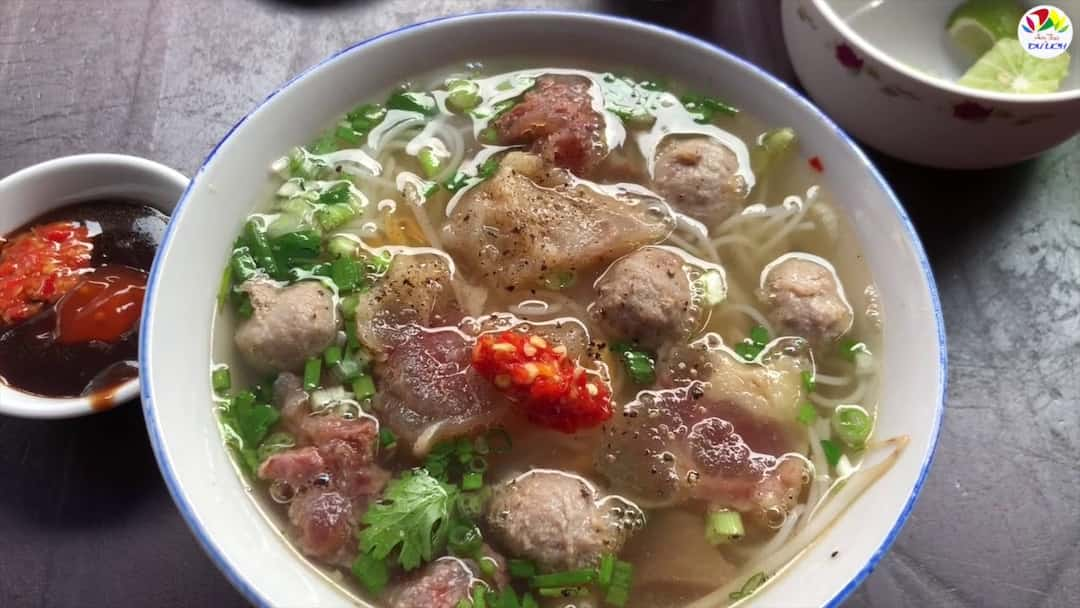 Cho bún bò viên ra đều các tô