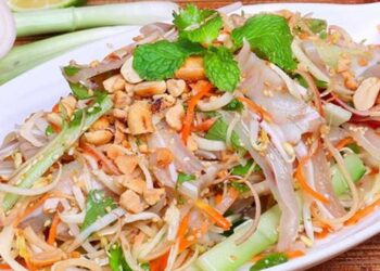 Cách làm nộm hoa chuối với lạc ngon và không bị thâm chát