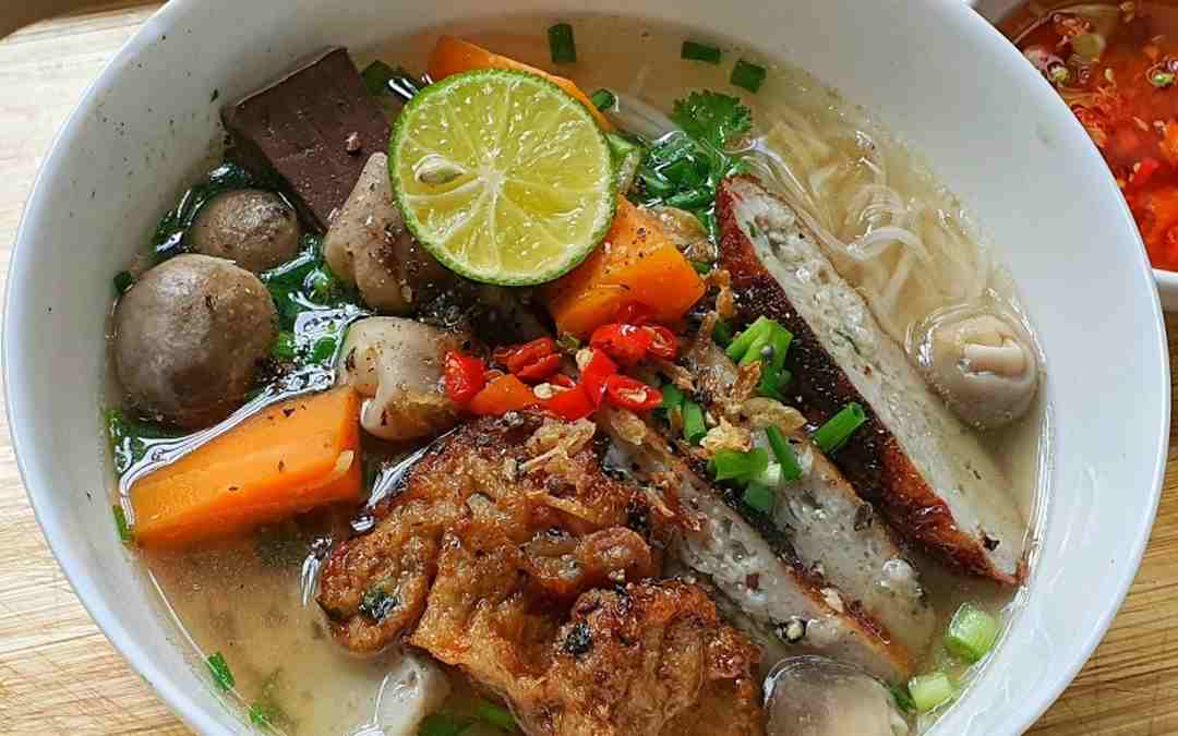 Thưởng thức bánh canh cùng ít hành lá