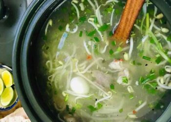 Bánh canh thịt heo có màu sắc rBánh canh thịt heo có màu sắc rất hấp dẫn, mùi thơm của nước dùngất hấp dẫn, mùi thơm của nước dùng