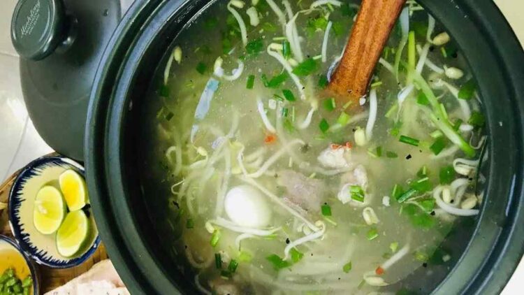 Bánh canh thịt heo có màu sắc rBánh canh thịt heo có màu sắc rất hấp dẫn, mùi thơm của nước dùngất hấp dẫn, mùi thơm của nước dùng