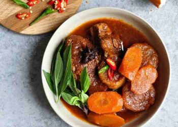 Ăn kèm với húng quế, ngò gai và bánh mì