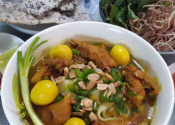 hoàn thành món mì quảng gà