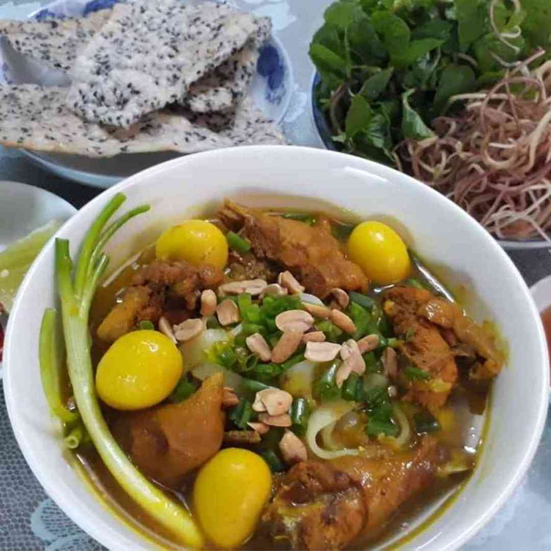 hoàn thành món mì quảng gà