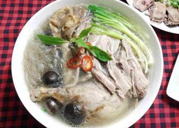 Thịt vịt dai ngon kết hợp cùng với nước dùng ngọt thanh, từng sợi miến mềm