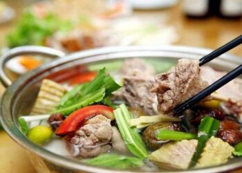 Tiến hành nấu lẩu và thưởng thức