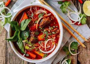 Phở bò kho với màu đỏ cam thật bắt mắt