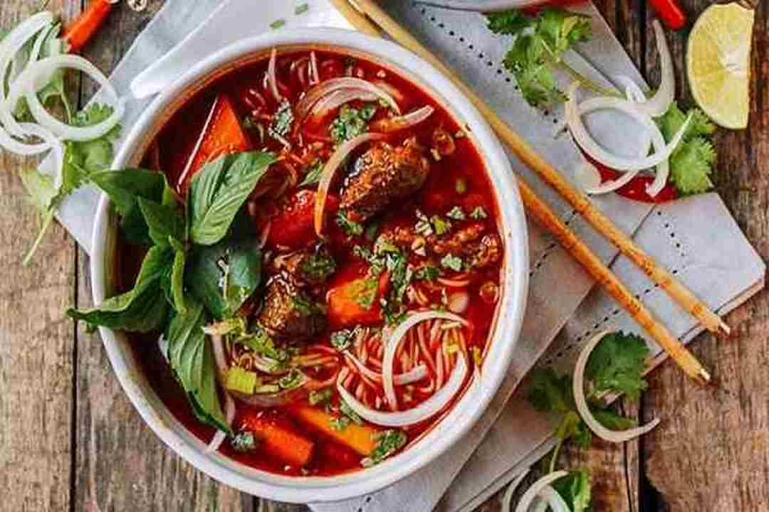 Phở bò kho với màu đỏ cam thật bắt mắt