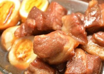 Món thịt heo kho tàu thơm ngon này đã sẵn sàng và có thể thưởng thức khi còn nóng
