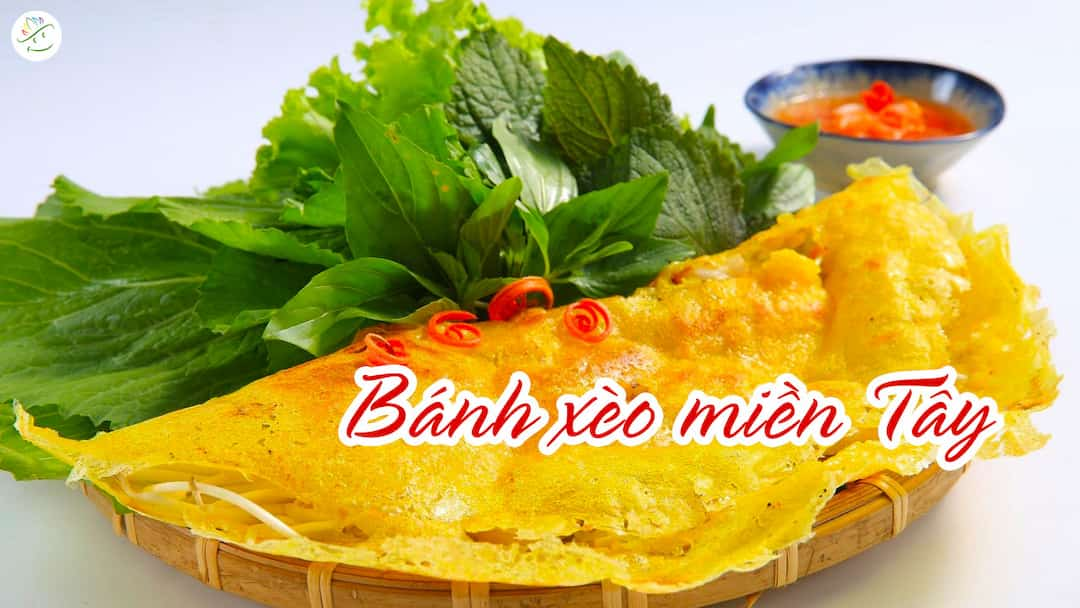 bày bánh ra dĩa cũng rau và nước chấm