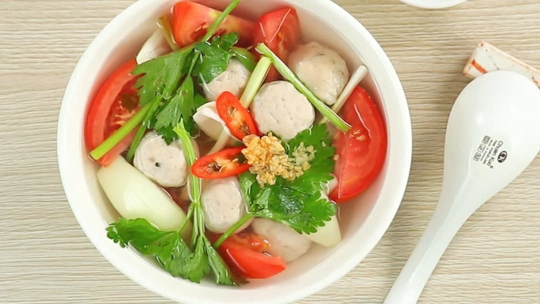 Chuẩn bị nguyên liệu làm canh chua chả mực