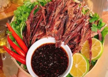 Cách ăn thịt trâu gác bếp