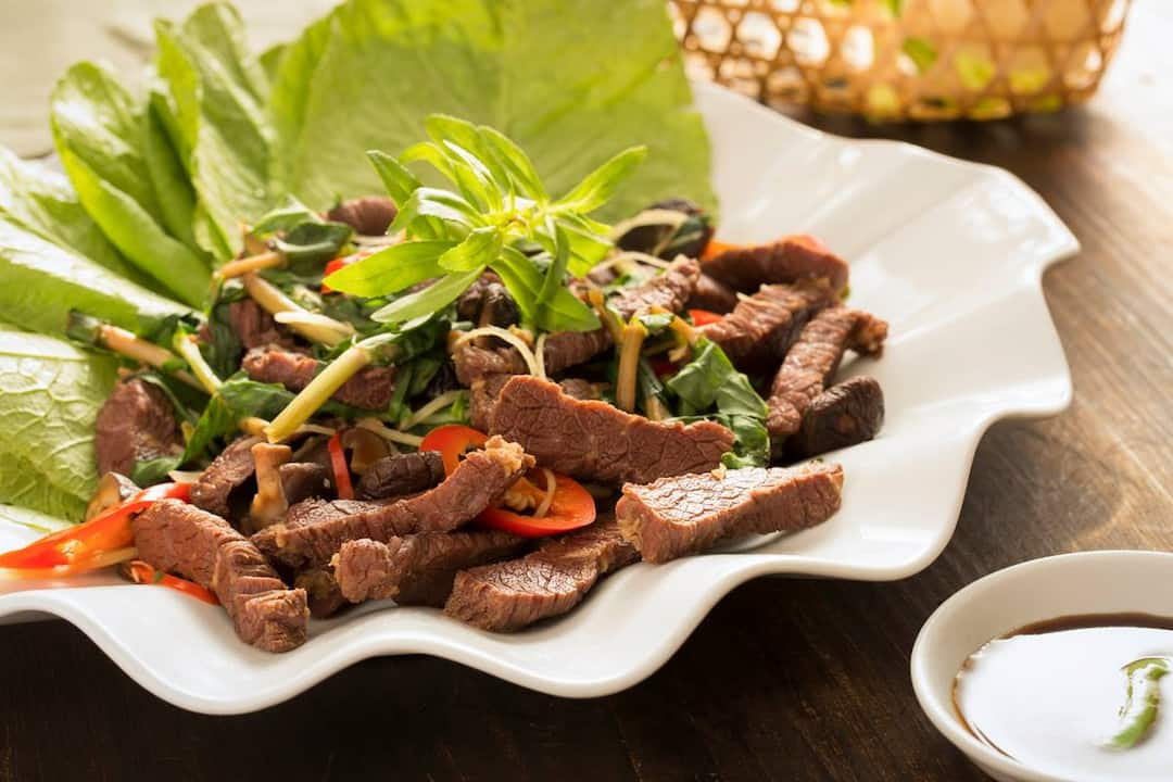 Món bò cuốn lá cải này thực hiện thật dễ dàng