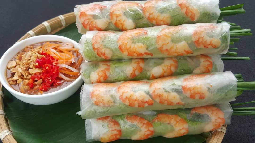 Nem nướng cuốn bánh tráng