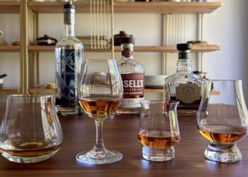 Ly Copita có chân dài miệng hẹp dành cho thưởng thức whisky nguyên vị